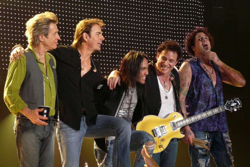 Journey en directo en 2008, con Deen Castronovo a la derecha