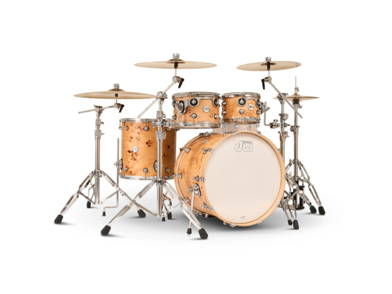 Batería DW Design Mapa Burl de 4 piezas montada con platos y soportes cromados vista frontal