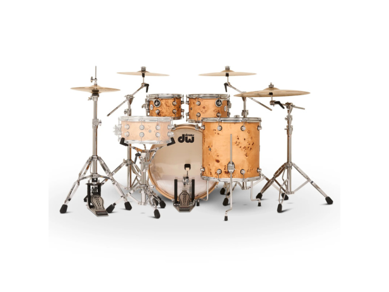 Batería DW Design Mapa Burl vista desde la posición del baterista con pedal de bombo y hi-hat