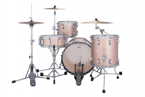Batería Ludwig en acabado Champagne Sparkle vista desde la posición del baterista sobre fondo blanco