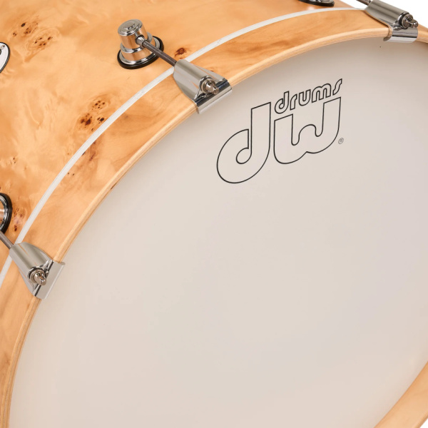 Detalle del bombo DW Design Mapa Burl con parche frontal blanco y logotipo de DW