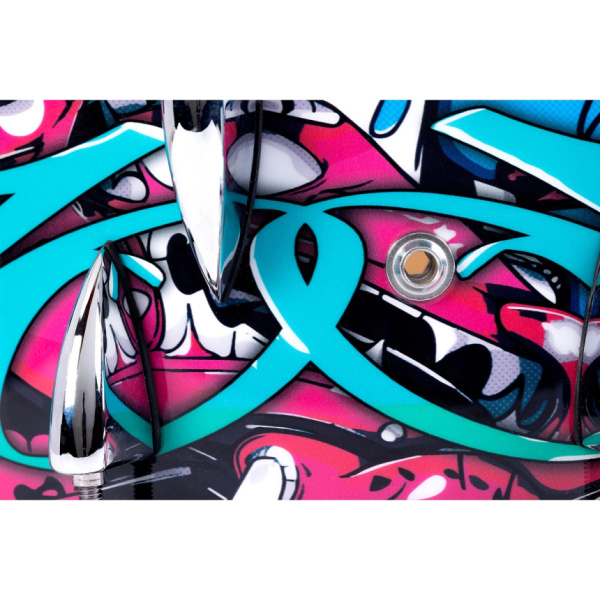 Detalle del grafiti con bocas rosas, tensores Sharktooth y respiradero metálico