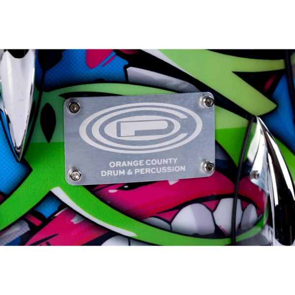Placa metálica rectangular con logotipo OCDP sobre fondo de grafiti