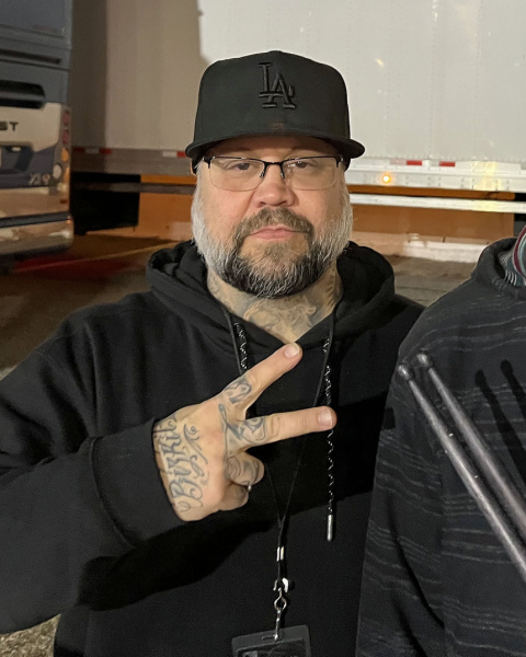 Retrato de John Otto, batería de Limp Bizkit, de pie en la calle