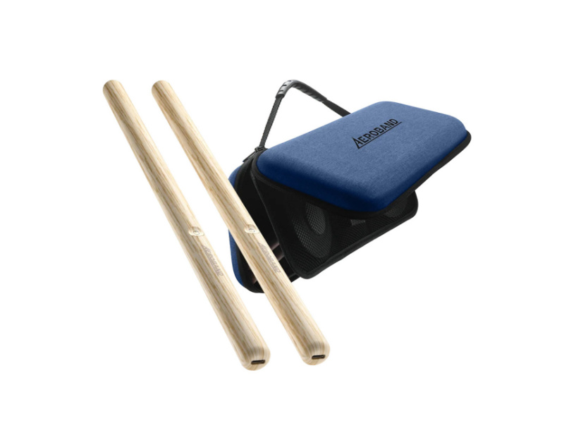 Detalle de las baquetas del Aeroband PocketDrum 2 Ultra con botón de encendido y puerto USB-C junto a la funda azul semiabierta sobre fondo negro