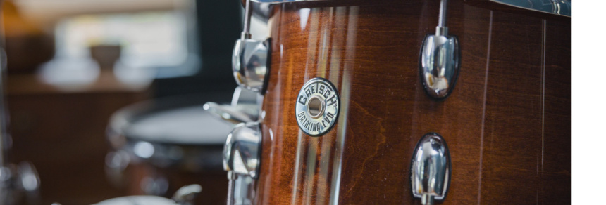 Detalle de un casco Gretsch Catalina EVO en acabado Walnut Glaze con insignia y torres cromadas