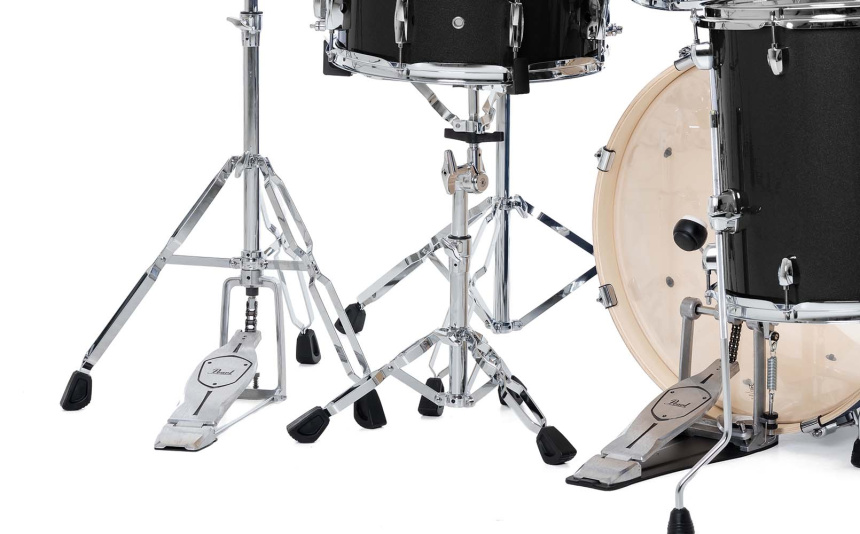 Soporte de charles Pearl H-800X junto al bombo de una batería negra con su pedal