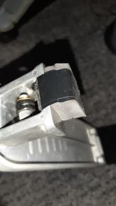 trozo de goma con cinta aislante.jpeg