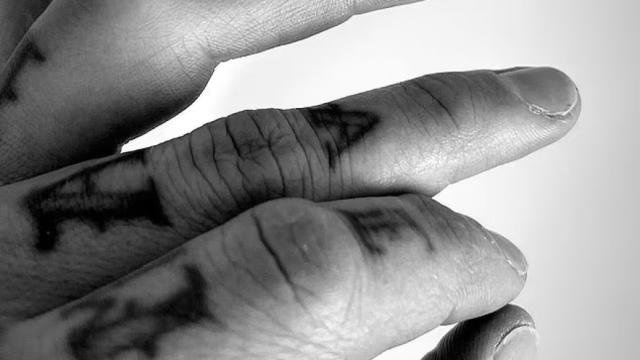 Travis Barker se disloca un dedo a un mes de comenzar la gira mundial de Blink 182