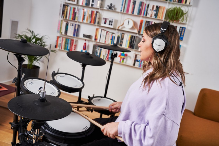 Roland VMH-D1 y chica practicando