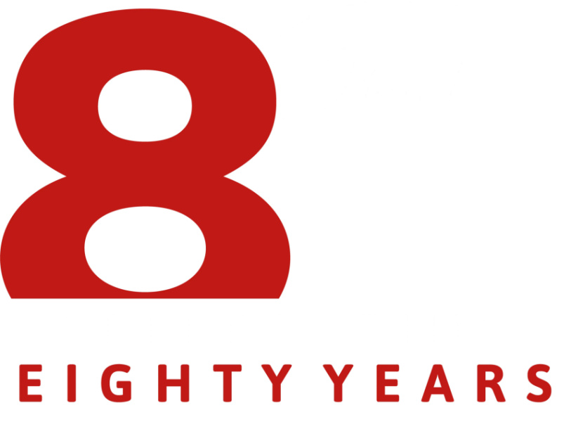 Logotipo oficial del 80 aniversario de Pearl con número rojo y texto Celebrating Eighty Years