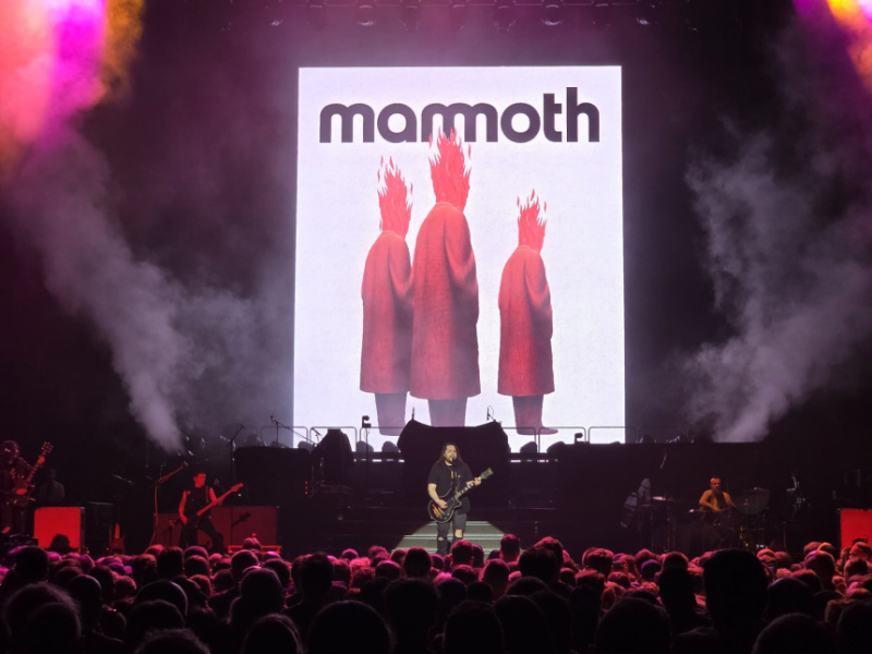 Escenario de un concierto de Mammoth con el nombre de la banda en la pantalla del fondo