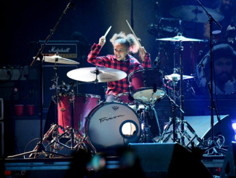 Nandi Bushell, de 11 años, se sube al escenario con Foo Fighters para tocar Everlong