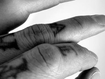 Travis Barker se disloca un dedo a un mes de comenzar la gira mundial de Blink 182