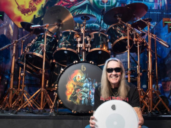 Nicko McBrain de Iron Maiden firma con la marca de parches Code