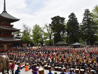 El sonido que hace temblar un templo milenario: 1.500 percusionistas invaden Narita