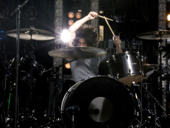 Dos escuelas, un baterista: Ilan Rubin pasa del rigor de Nine Inch Nails al directo sin red de Foo Fighters