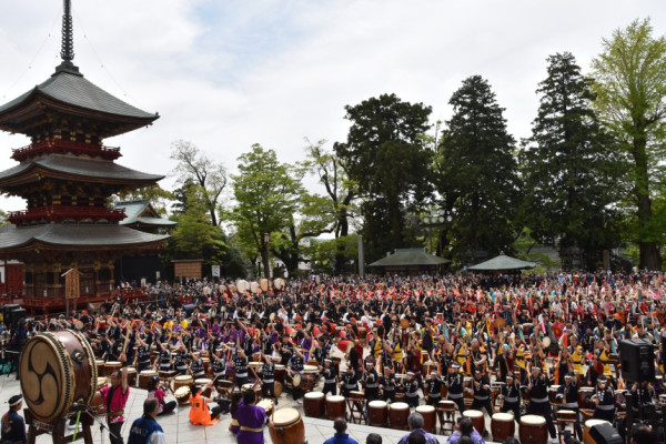El sonido que hace temblar un templo milenario: 1.500 percusionistas invaden Narita